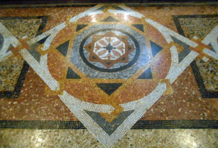 Mosaikfliesen in der Kirche San Paciano, Barcelona 