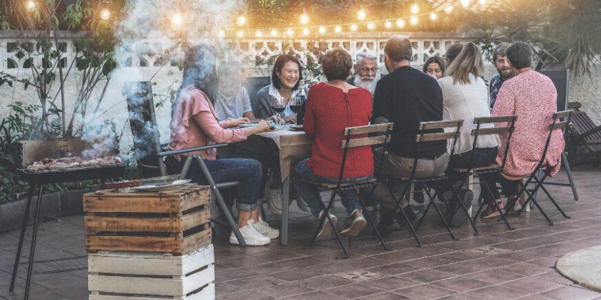 Grillfest auf Terrasse - Terrassenplatten verlegen