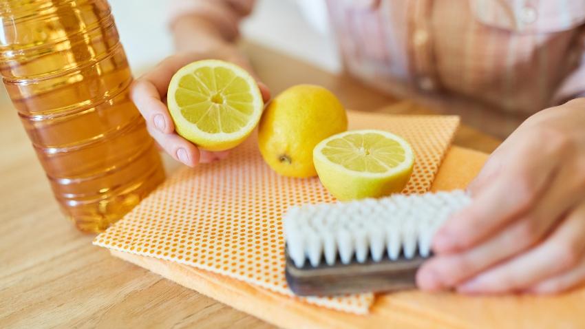 Zitronen und Essig für ein biologisches Putzmittel zum selbermachen