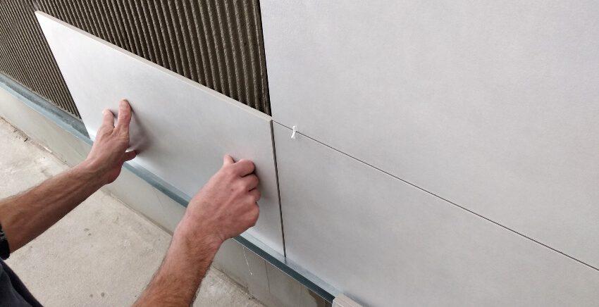 Fliesen verlegen an der Wand