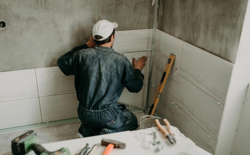 Fliesenleger bei der Arbeit - Die saubere Fliesen-Ecke