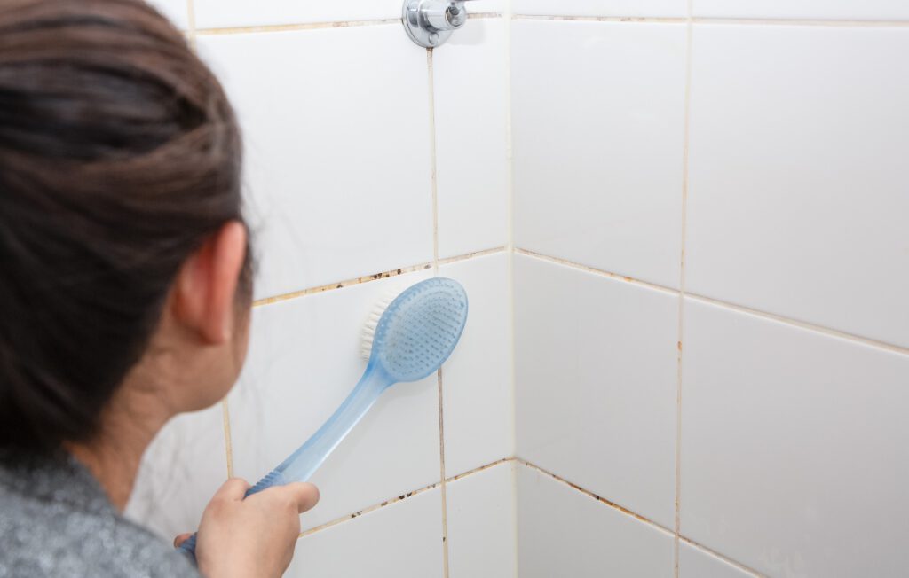Bad und Küche als typische Feuchträume sind besonders schimmelanfällig Duschfliesen-reinigen
