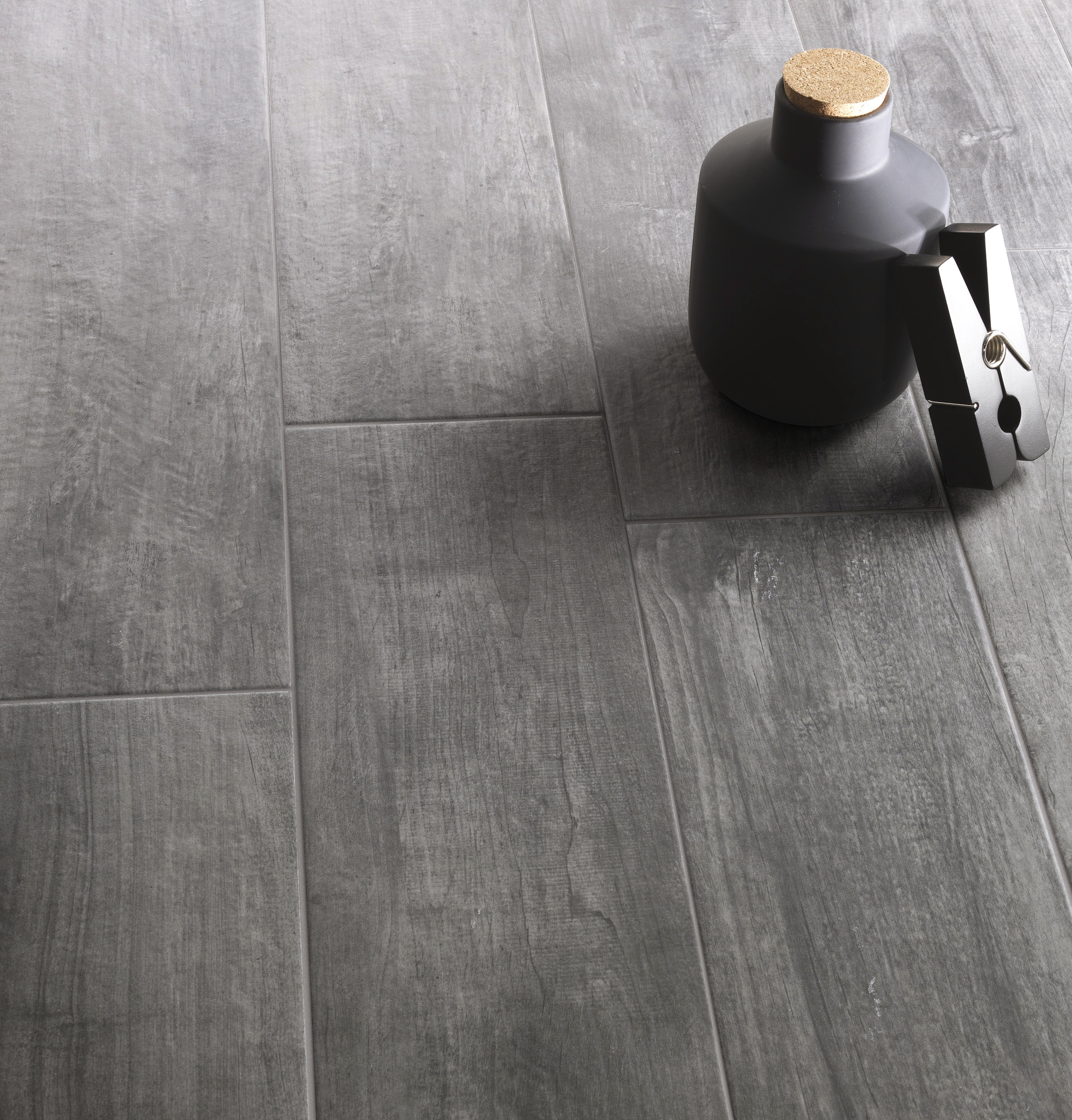 Noem Gres Bergamo Bodenfliese Holzoptik Grau Matt 20x120 cm rektifiziert R9
